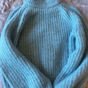 Universal thread sweater.